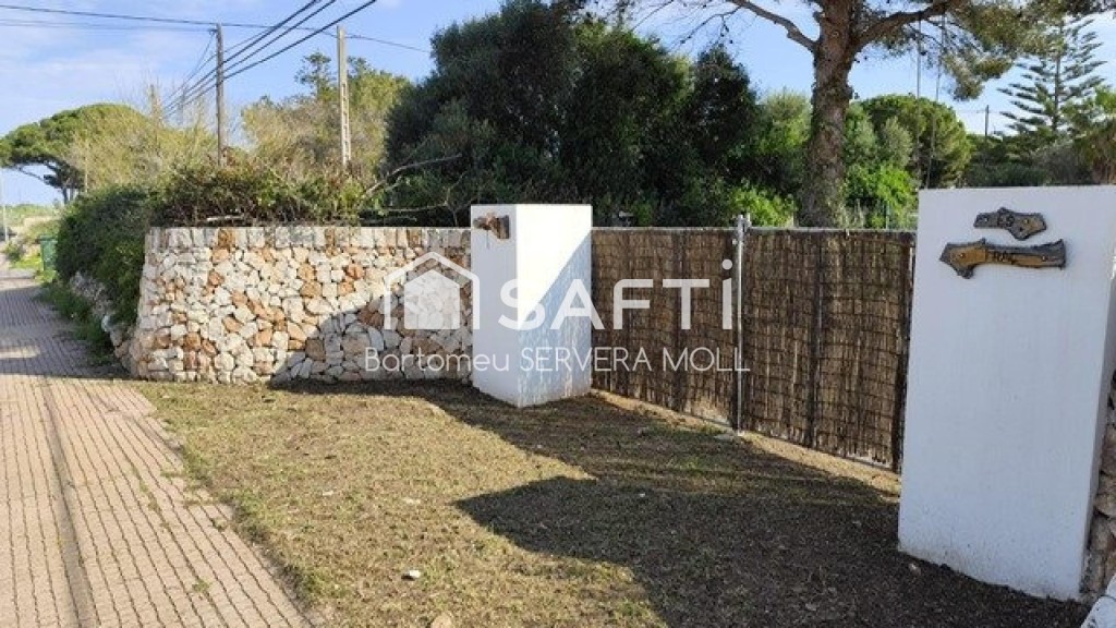 Imagen 1 de Entre el encanto de Ciutadella y las aguas cristalinas de Santandria: una oportunidad única para construir en Menorca.