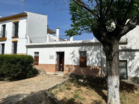 Imagen 1 de Preciosa casa de obra nueva con patio en El Pedroso!!!!