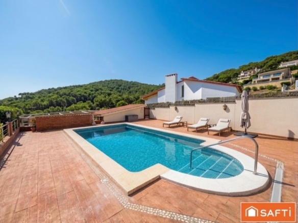 Imagen 2 de EXCLUSIVA VIVIENDA CON PISCINA Y JARDÍN A UN PASO DE SITGES.
