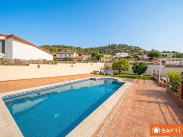 Imagen 3 de EXCLUSIVA VIVIENDA CON PISCINA Y JARDÍN A UN PASO DE SITGES.