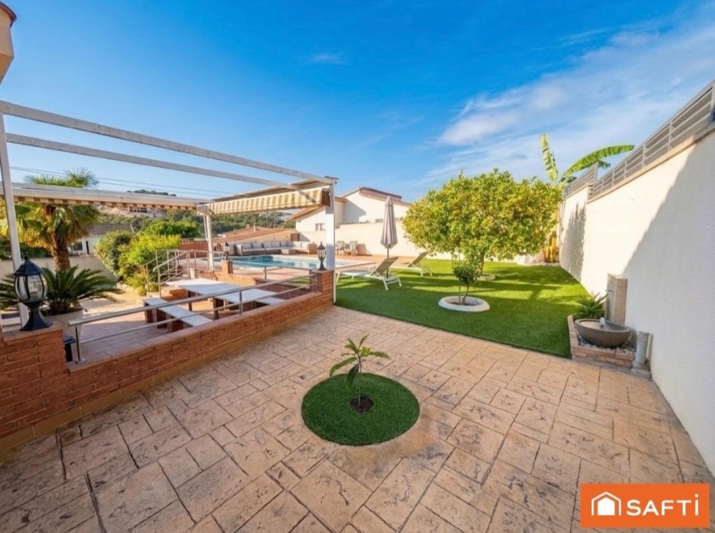 Imagen 4 de EXCLUSIVA VIVIENDA CON PISCINA Y JARDÍN A UN PASO DE SITGES.