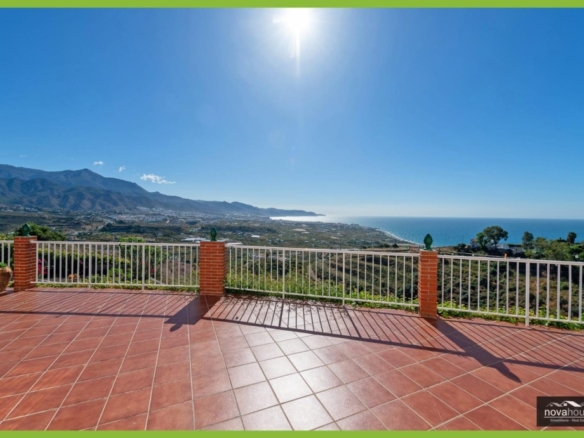 Imagen 1 de Exclusiva finca de aguacates con dos viviendas y espectaculares vistas al mar