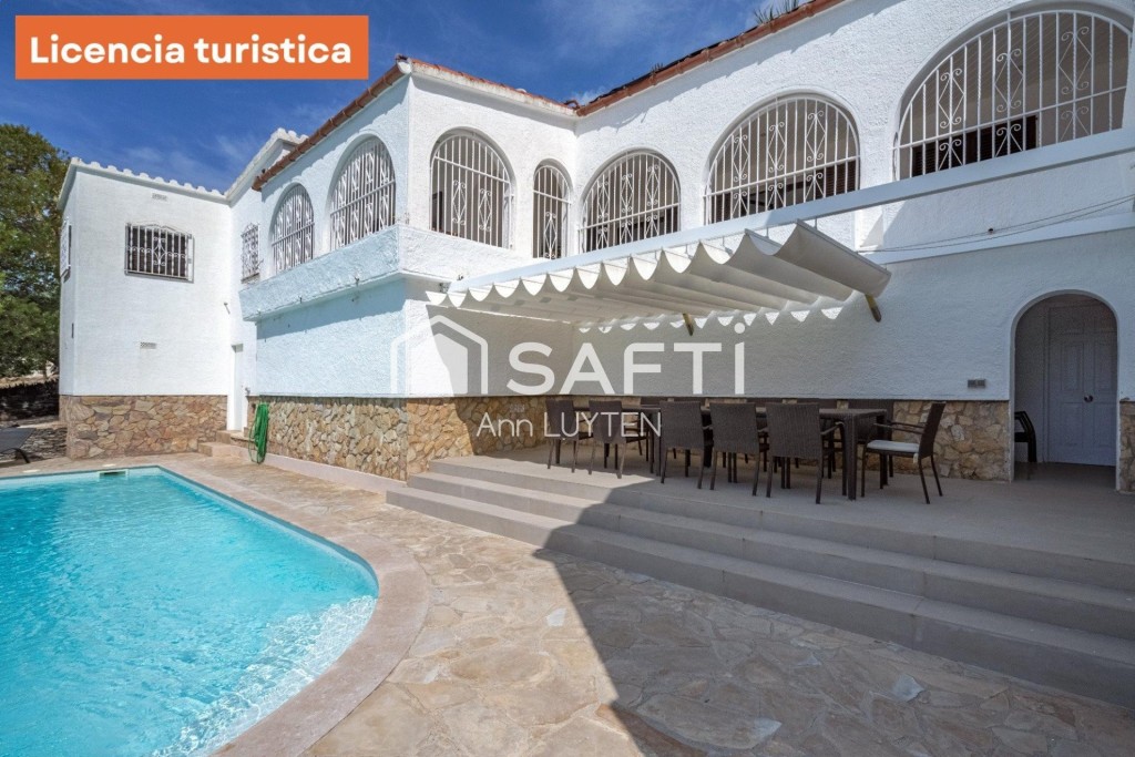Imagen 2 de Villa en venta Roses con licencia turística