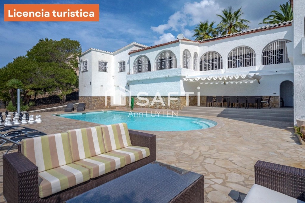 Imagen 4 de Villa en venta Roses con licencia turística