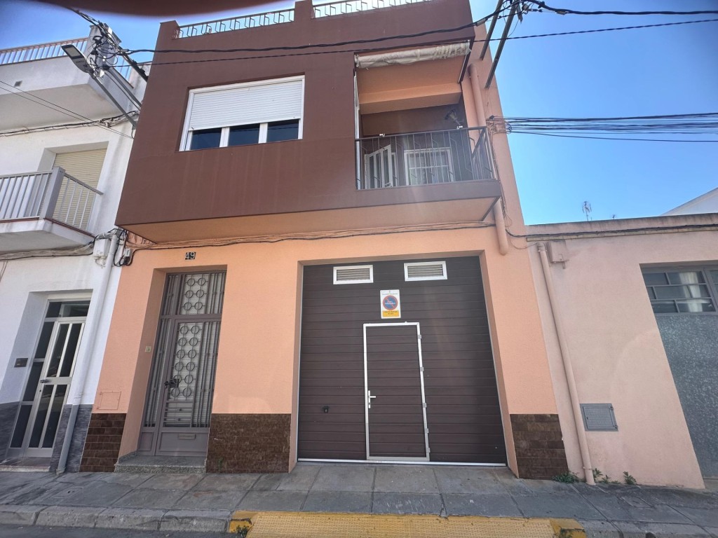 Imagen 1 de Casa con garaje y patio en el centro de Ulldecona