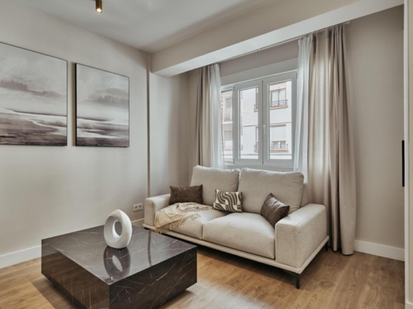 Imagen 2 de Edificio con asensor y una vivienda de 3 habitaciones en pleno barrio exclusivo de Madrid