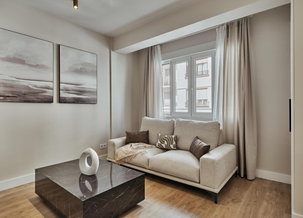 Imagen 2 de Edificio con asensor y una vivienda de 3 habitaciones en pleno barrio exclusivo de Madrid