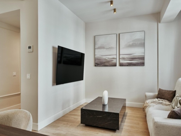 Imagen 3 de Edificio con asensor y una vivienda de 3 habitaciones en pleno barrio exclusivo de Madrid
