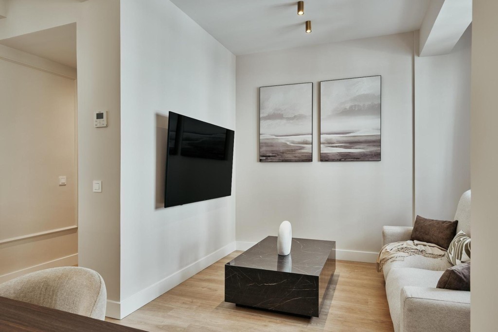 Imagen 3 de Edificio con asensor y una vivienda de 3 habitaciones en pleno barrio exclusivo de Madrid
