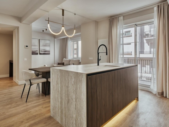 Imagen 1 de Edificio con asensor y una vivienda de 3 habitaciones en pleno barrio exclusivo de Madrid
