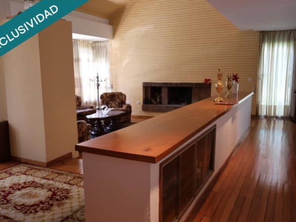 Imagen 2 de Majestuosa Residencia en O Barco de Valdehorras: 484 m² de Elegancia y Jardín Urbanizable