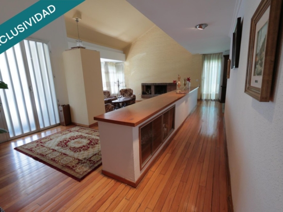 Imagen 3 de Majestuosa Residencia en O Barco de Valdehorras: 484 m² de Elegancia y Jardín Urbanizable