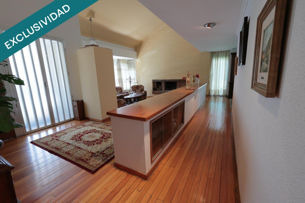 Imagen 3 de Majestuosa Residencia en O Barco de Valdehorras: 484 m² de Elegancia y Jardín Urbanizable