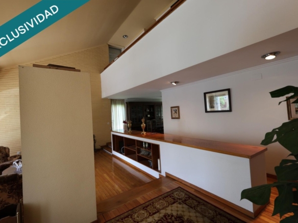 Imagen 4 de Majestuosa Residencia en O Barco de Valdehorras: 484 m² de Elegancia y Jardín Urbanizable