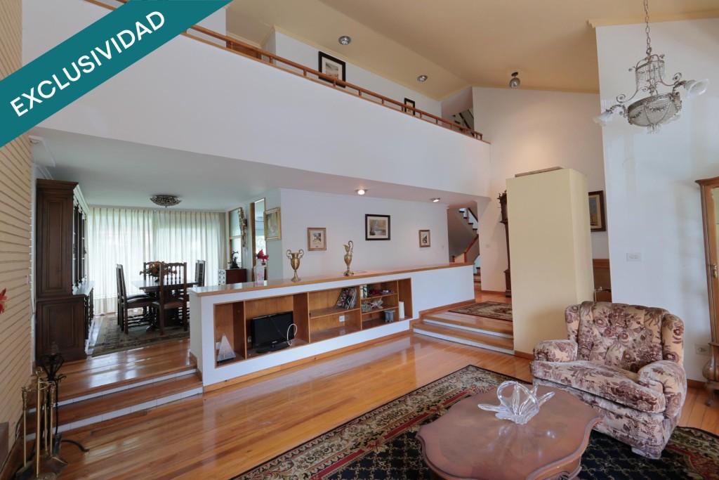 Imagen 1 de Majestuosa Residencia en O Barco de Valdehorras: 484 m² de Elegancia y Jardín Urbanizable