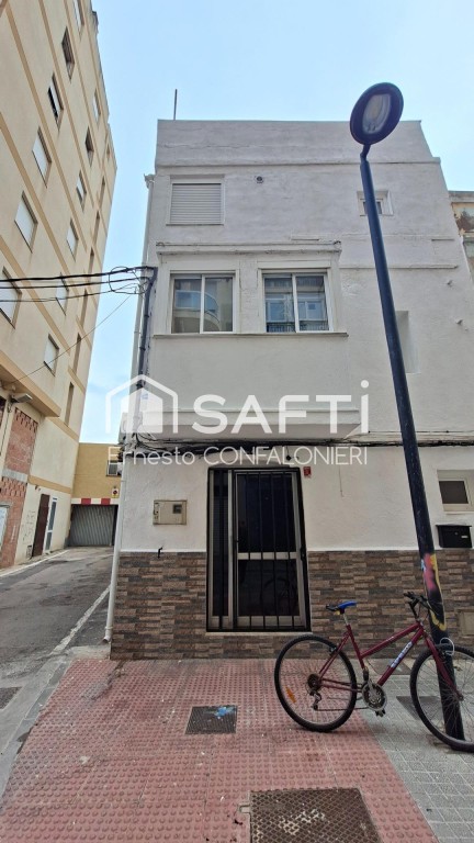 reformado en 3 apartamentos individuales totalmente equipados.