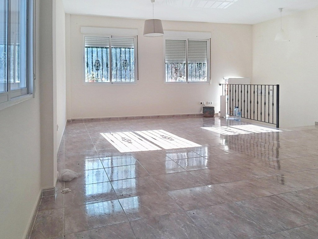 Imagen 2 de Casa esquinera con zona polivalente y garaje doble