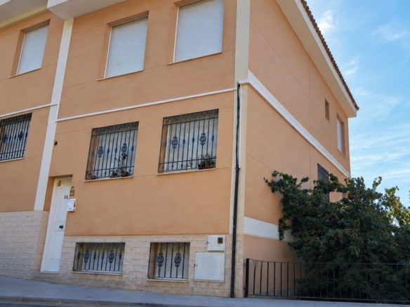 Imagen 1 de Casa esquinera con zona polivalente y garaje doble
