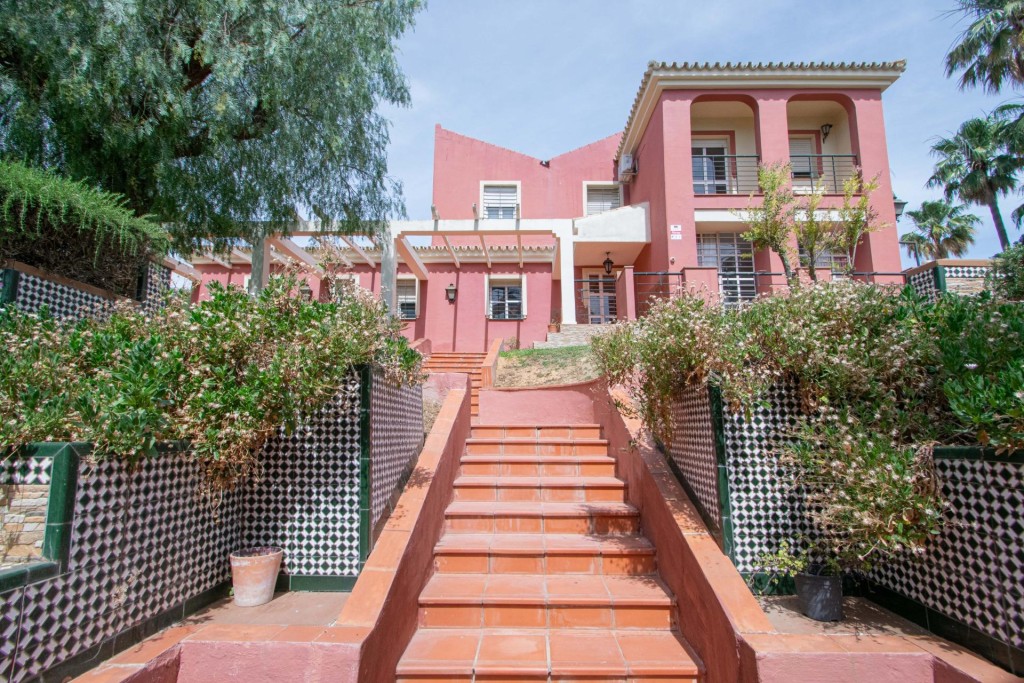 Imagen 2 de Chalet independiente con gran parcela en la exclusiva urbanización Torrequinto