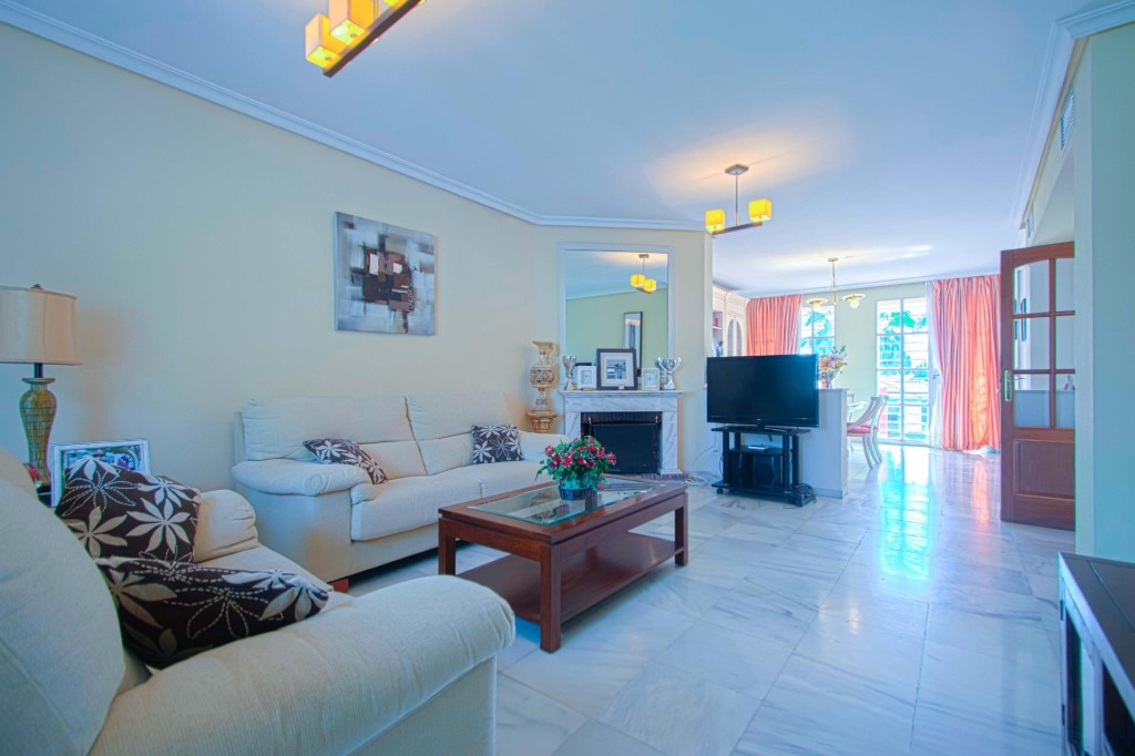 Imagen 4 de Chalet independiente con gran parcela en la exclusiva urbanización Torrequinto