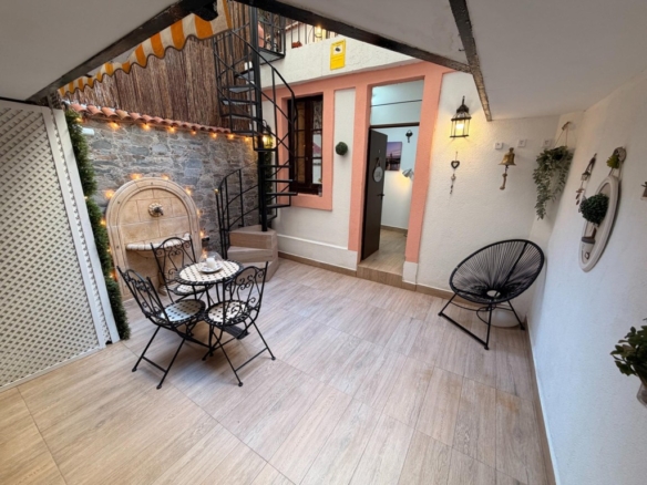 Imagen 1 de Bajo con terraza en finca modernista con ascensor