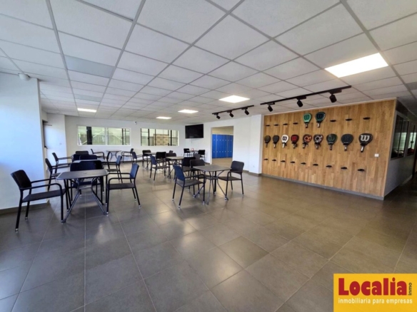 Imagen 2 de NAVE CON CLUB DE PÁDEL EN VENTA EN CANTABRIA