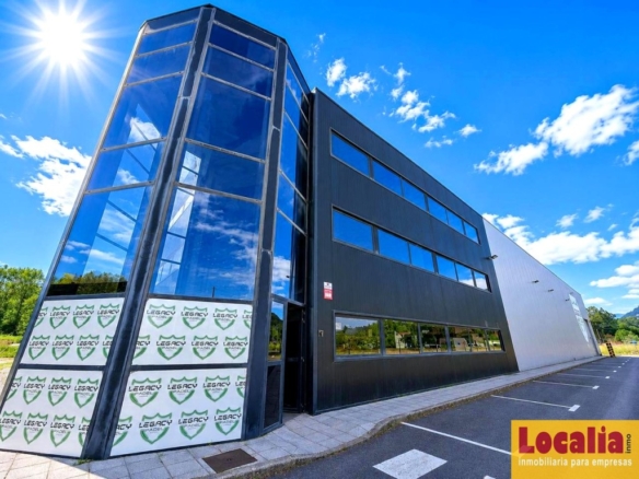 Imagen 3 de NAVE CON CLUB DE PÁDEL EN VENTA EN CANTABRIA