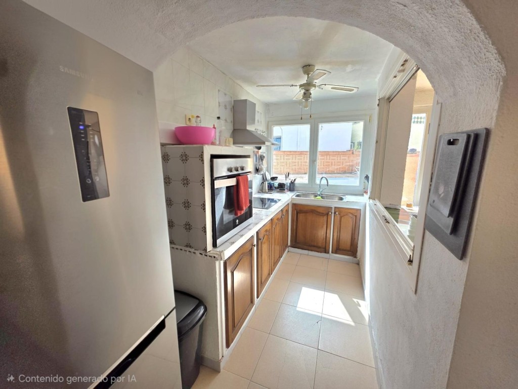 Imagen 4 de Casa con piscina y garaje a reformar en Empuriabrava