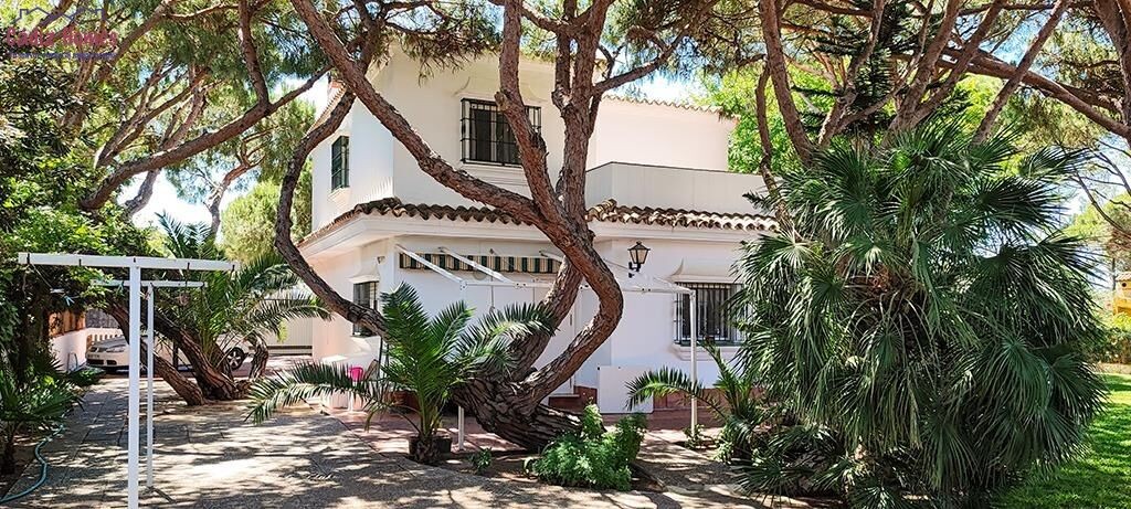 Imagen 1 de CHALET A 100 METROS DE LA PLAYA DE LA BARROSA