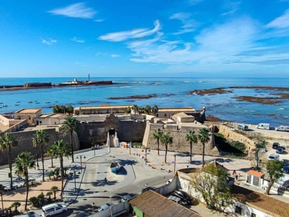Imagen 1 de AMPLIA VIVIENDA A LOS PIES DE LA CALETA