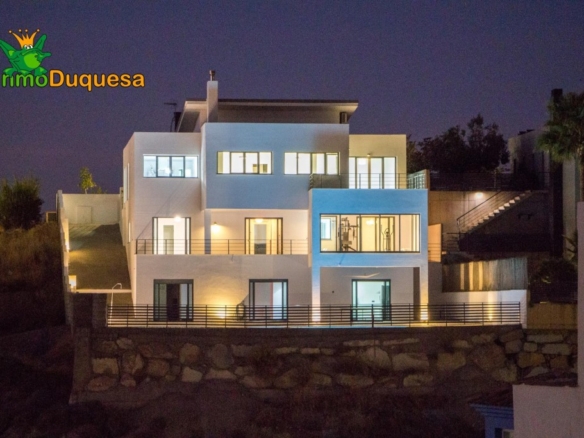Imagen 2 de Chalet de DISEÑO MODERNO en venta en La Zubia.