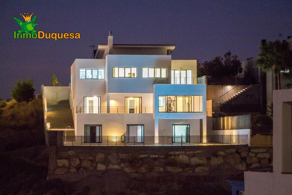 Imagen 2 de Chalet de DISEÑO MODERNO en venta en La Zubia.