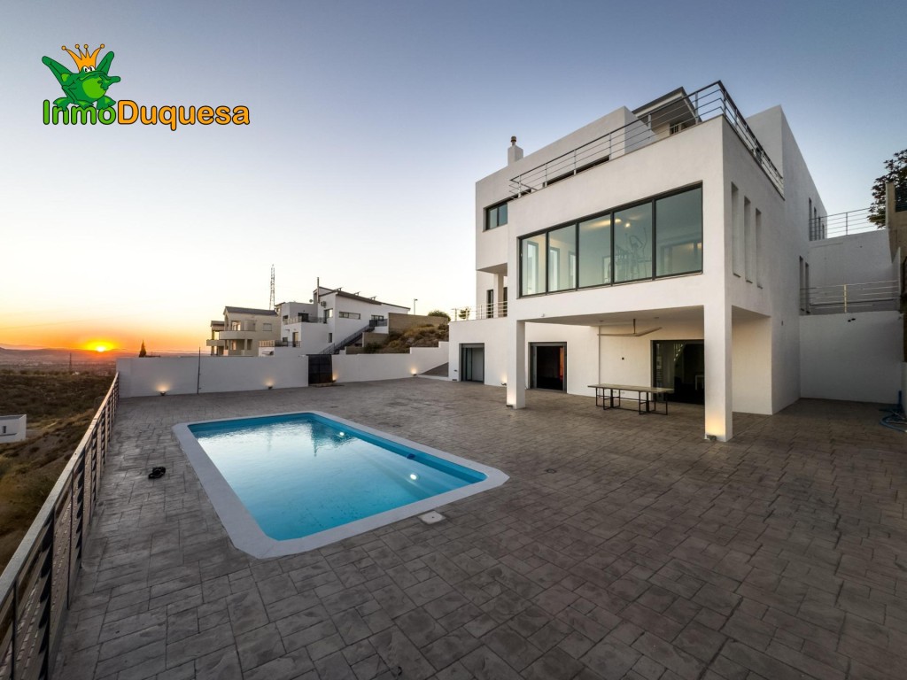 Imagen 3 de Chalet de DISEÑO MODERNO en venta en La Zubia.