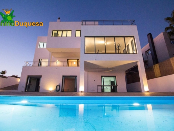 Imagen 1 de Chalet de DISEÑO MODERNO en venta en La Zubia.