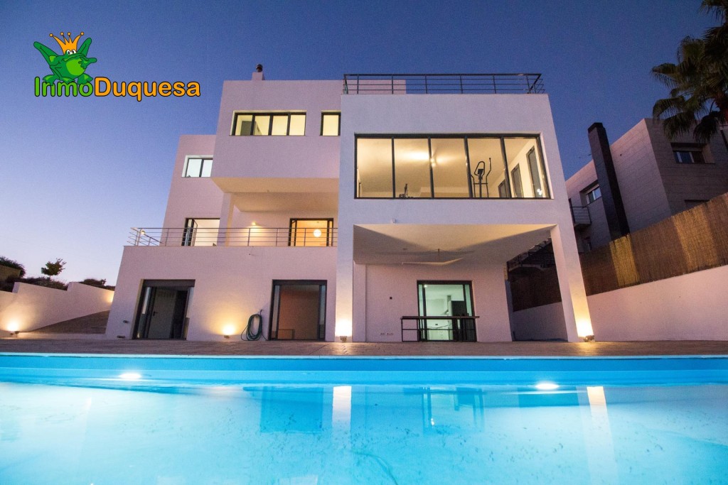 Imagen 1 de Chalet de DISEÑO MODERNO en venta en La Zubia.