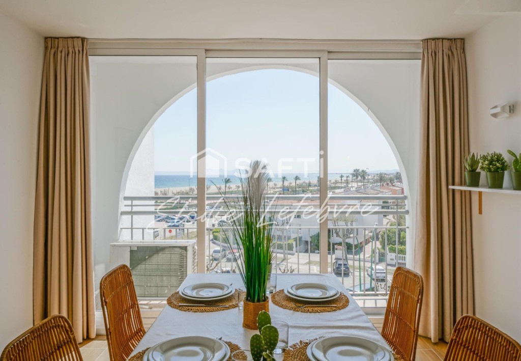 Imagen 2 de Magnífico dúplex reformado de 95 m² con vistas al canal y al mar