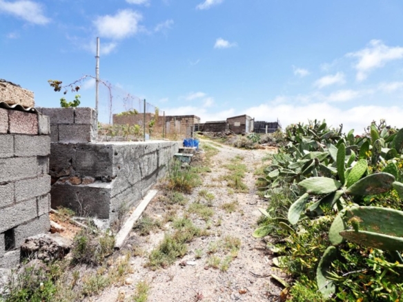 Imagen 2 de Terreno rústico con varias construcciones en Granadilla.