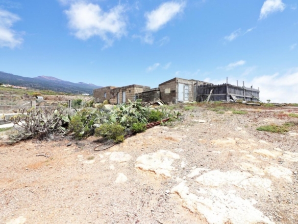 Imagen 1 de Terreno rústico con varias construcciones en Granadilla.