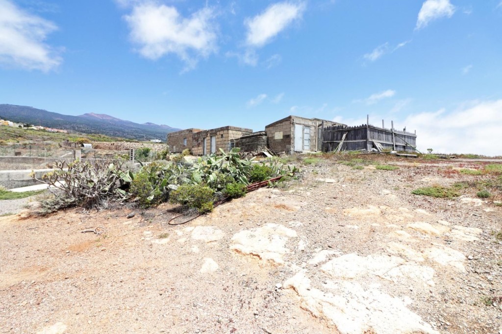 Imagen 1 de Terreno rústico con varias construcciones en Granadilla.