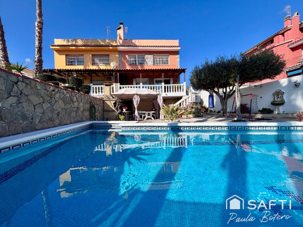 Imagen 1 de Exclusiva vivienda unifamiliar pareada con piscina privada y a 5' de la playa