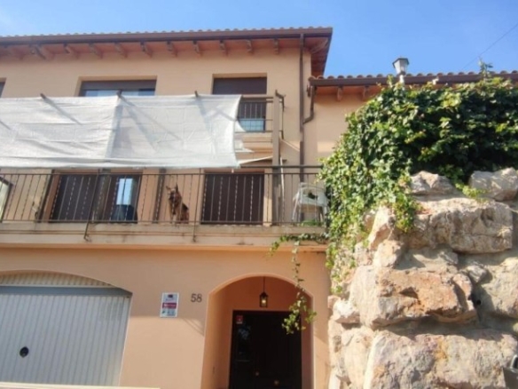 Imagen 2 de Casa esquinera con vistas al mar y lista para vivir