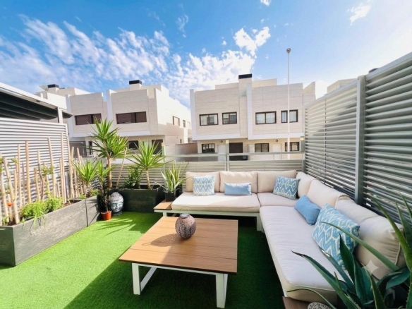 Imagen 3 de EXCLUSIVO CHALET ADOSADO DE DISEÑO CON SOLÁRIUM PRIVADO Y CALIDADES PREMIUM EN ASPE