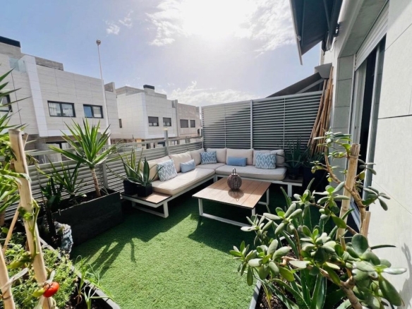 Imagen 1 de EXCLUSIVO CHALET ADOSADO DE DISEÑO CON SOLÁRIUM PRIVADO Y CALIDADES PREMIUM EN ASPE