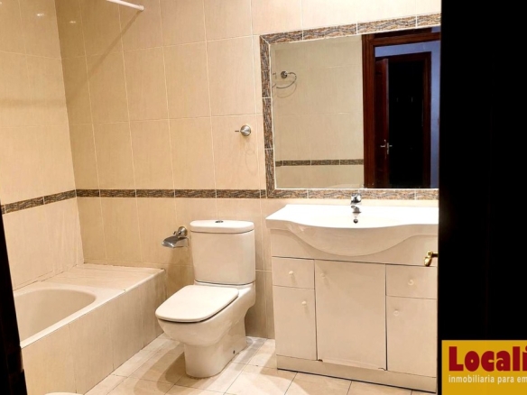 Imagen 2 de Vivienda con restaurante y aparcamiento
