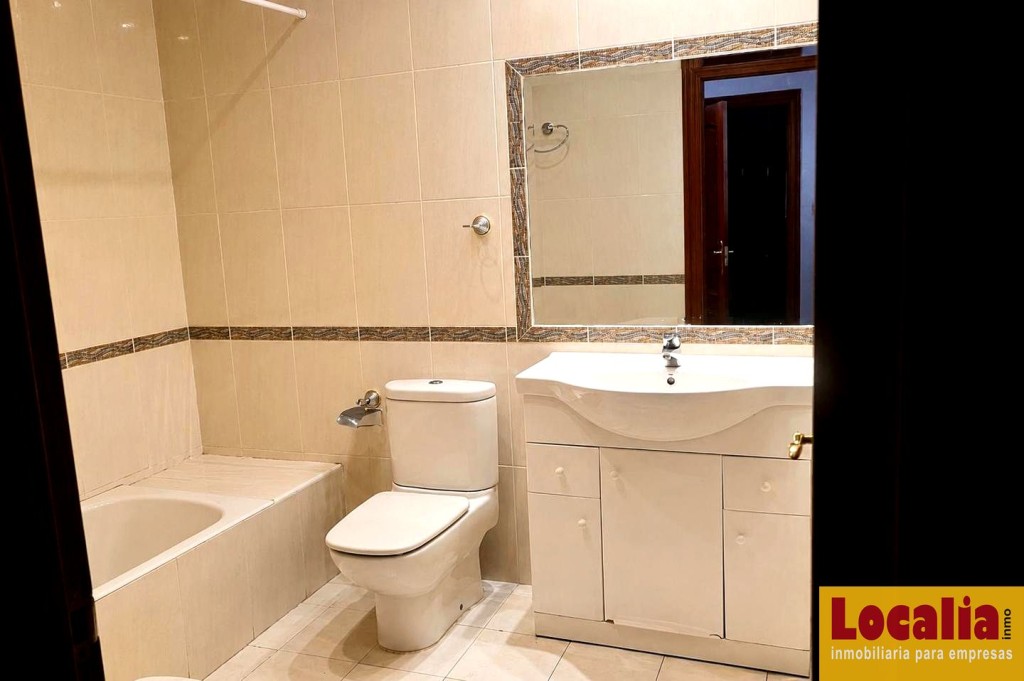 Imagen 2 de Vivienda con restaurante y aparcamiento