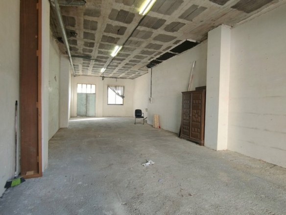 Imagen 4 de LOCAL DE 80 M2 CON PUERTA AUTOMÁTICA Y MUELLE DE CARGA EN ALQUILER ZONA INEM