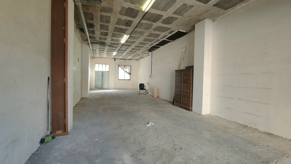 Imagen 4 de LOCAL DE 80 M2 CON PUERTA AUTOMÁTICA Y MUELLE DE CARGA EN ALQUILER ZONA INEM