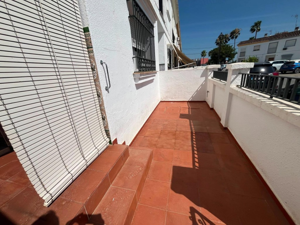 Imagen 1 de Estupenda casa adosada en el centro de Aznalcázar!!!
