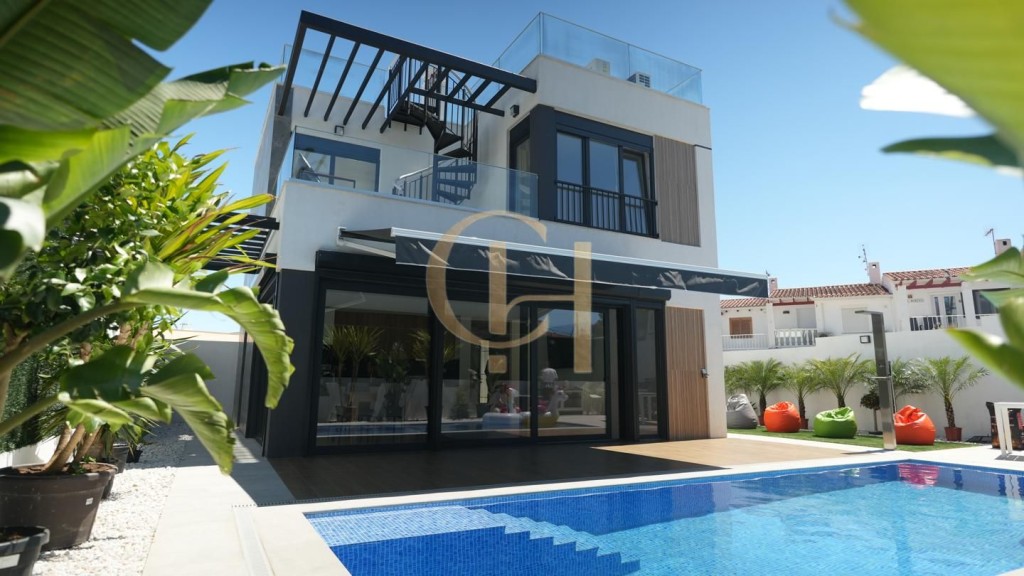 Imagen 1 de Exclusiva Villa de Diseño Contemporáneo con Piscina Privada y Vistas al Mar en La Nucía