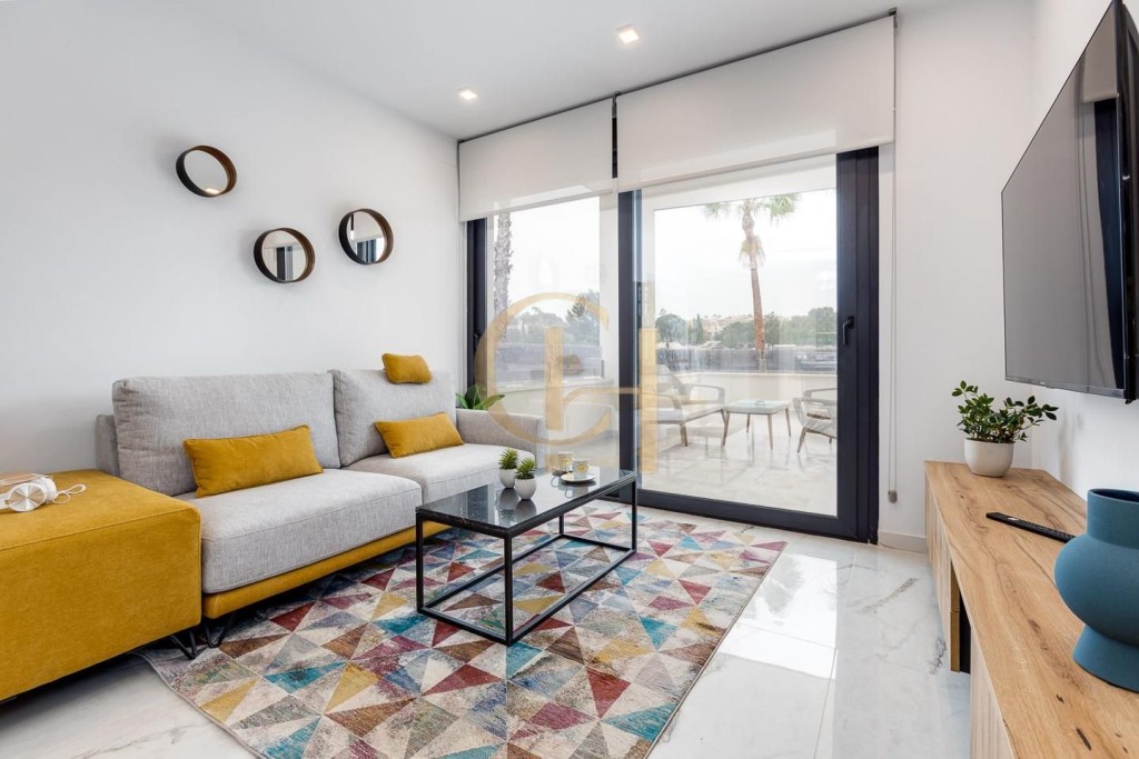 Imagen 2 de Precioso Bungalow con su modernidad y sostenibilidad en Torrevieja.